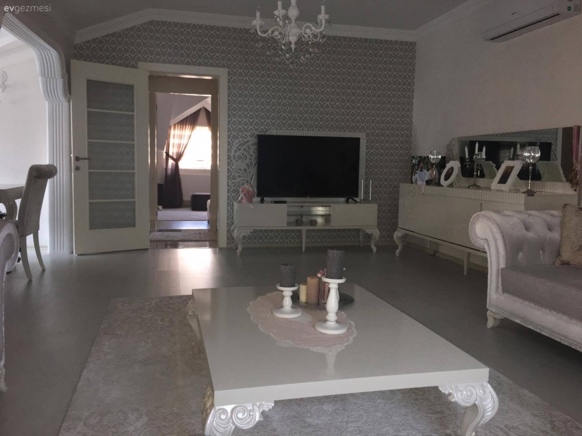 Duvar kağıdı, Halı, Orta sehpa, Salon, Tv ünitesi