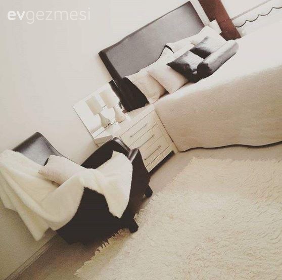 Şeyna hanımın nötr renklerde evinde, sofistike bir dekor..