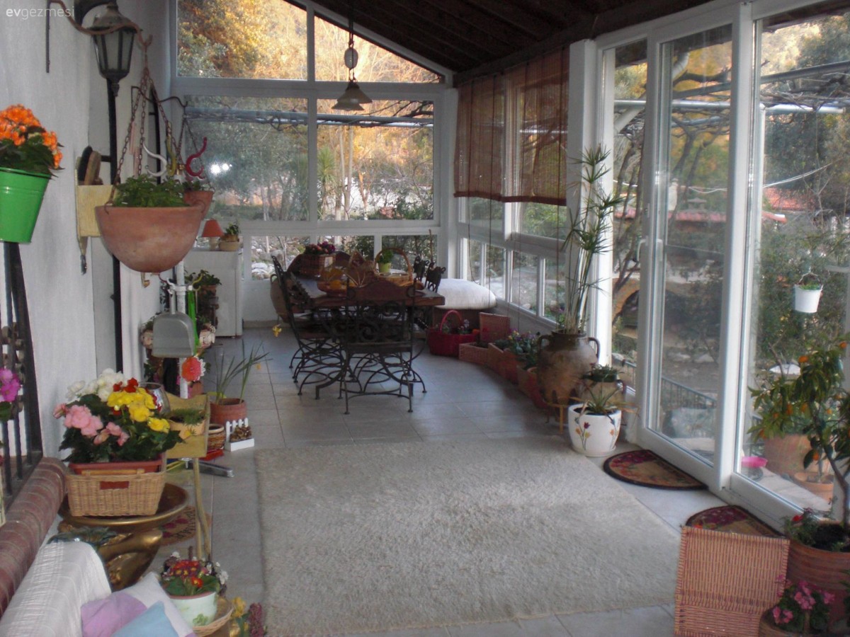 Çiçekler İçinde Bir Alan: Mustafa Bey'in Kış Bahçesi