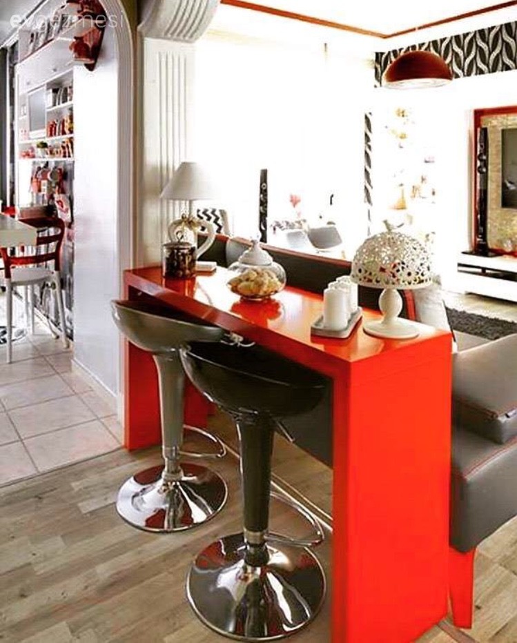 Deniz hanımın kırmızı vurgulu modern ve dinamik evi..