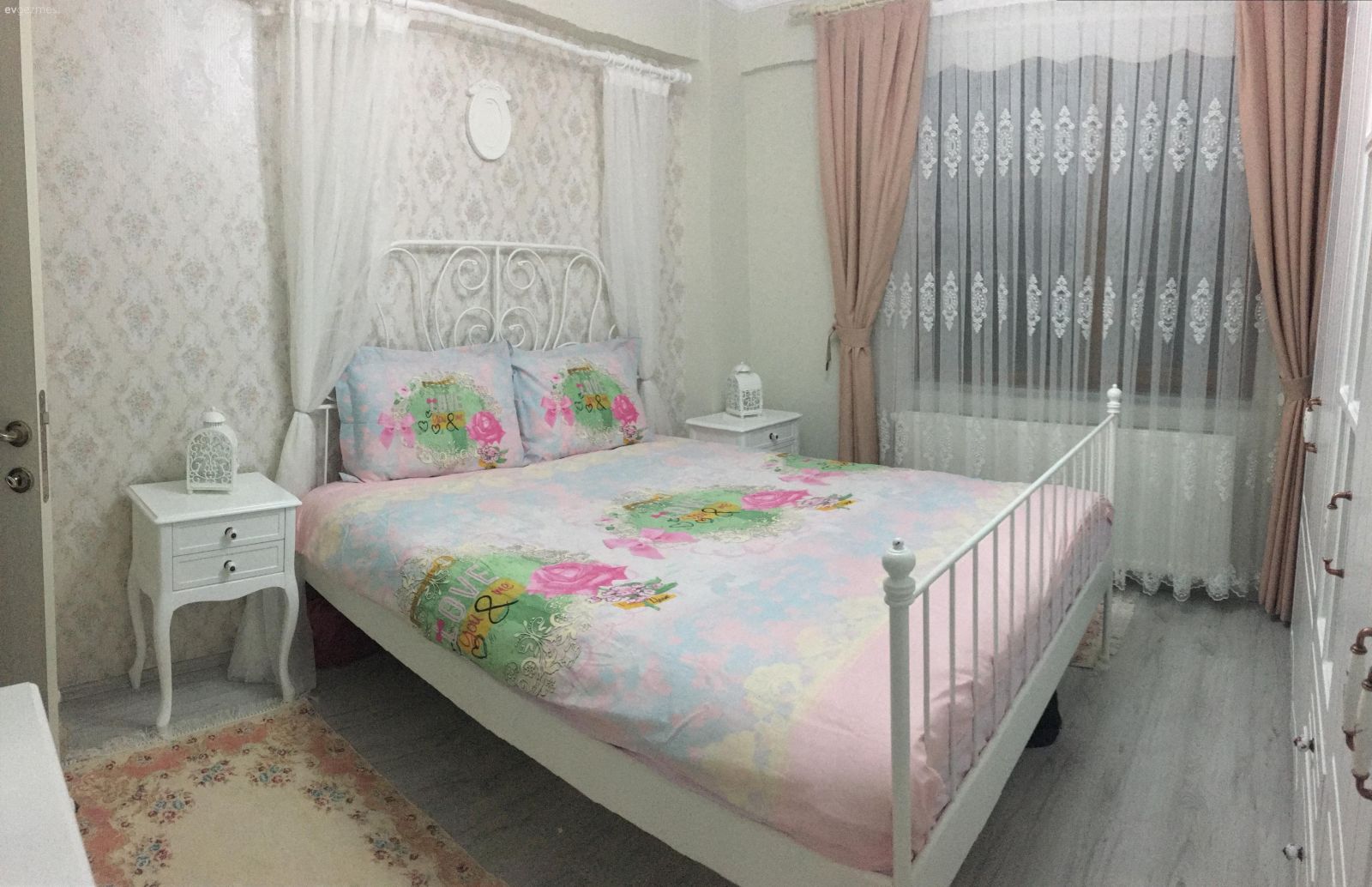 Bir bölümde sadelik, diğerlerinde neşe. Rabia hanımın keyifli evinden..