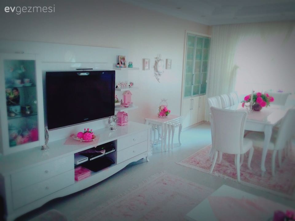 Songül hanımın pastel pembe tonları ile şekillenen tatlı evi..