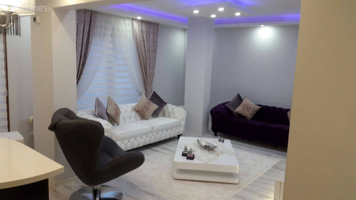 Fon perde, Halı, Mor, Orta sehpa, Pembe, Salon, Perde