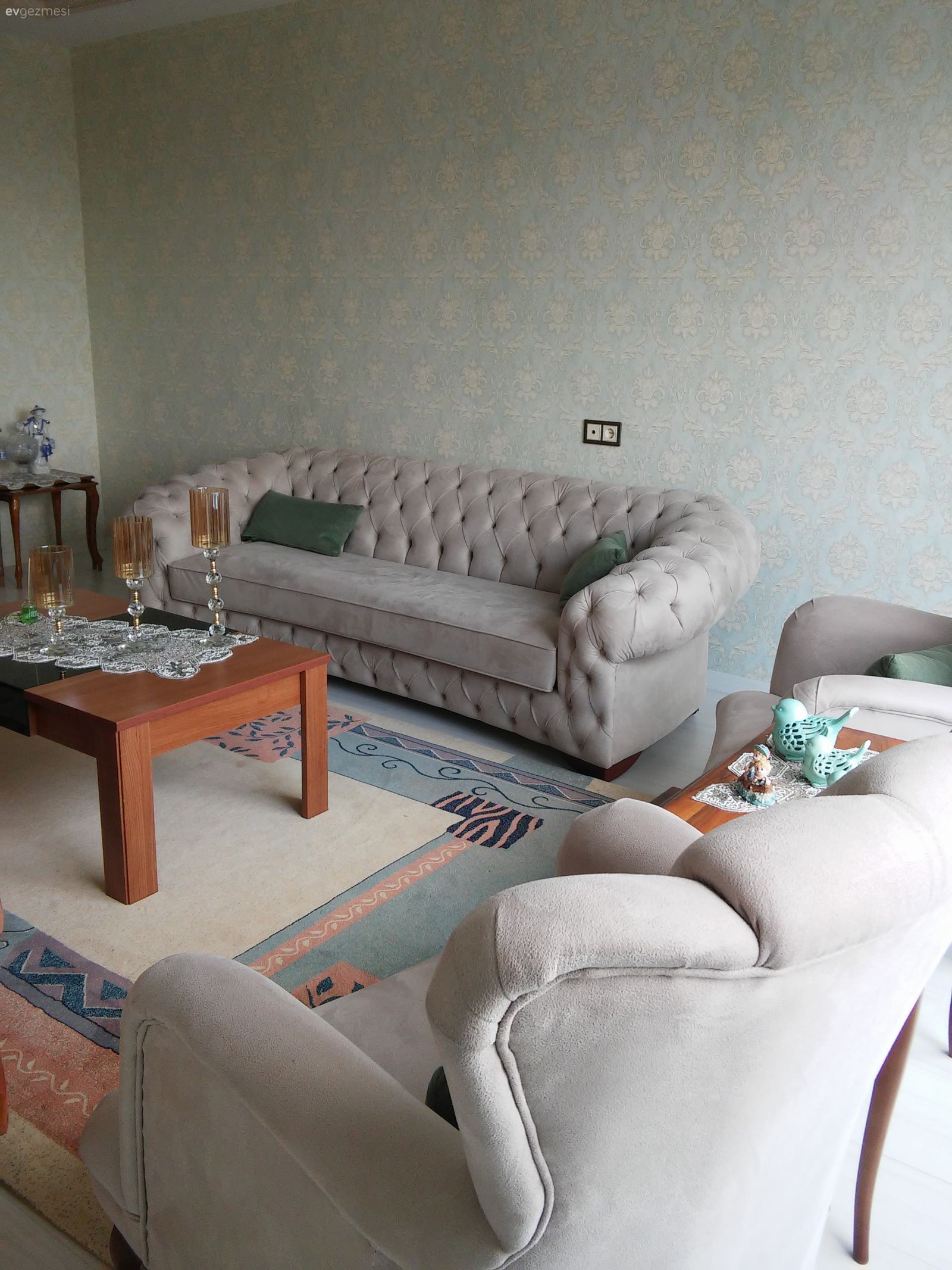 Bu Evin Salon Dekorasyonunda Eksikler Var. Fikirleri Bekleriz!