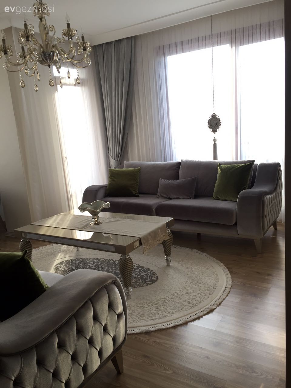 Fon perde, Gri, Halı, Orta sehpa, Salon, Perde