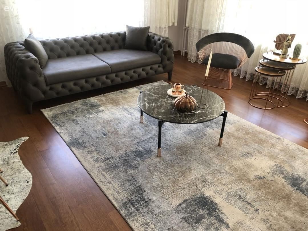 Kaliteli dokular, çağdaş mobilyalar. Modern ve şık bir salon dekorasyonu..