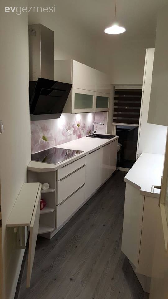 Derya hanımın desenli tezgah arasıyla çehresi yumuşayan modern mutfağı