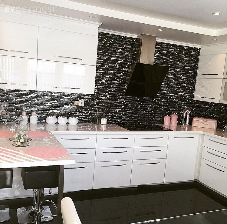 Öznür hanımın detaylarda gösterişli bir havaya bürünen şık evi..