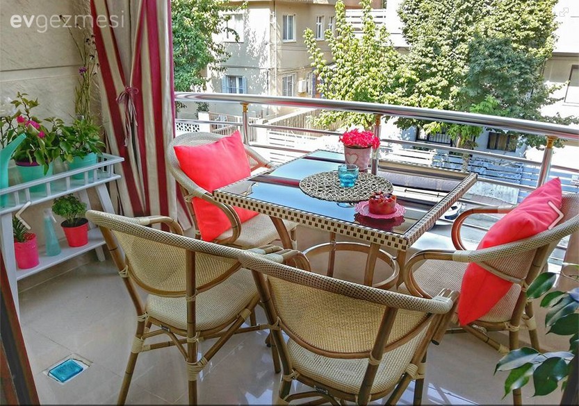 Genç çiftin modern ve şık evinde misafiriz.