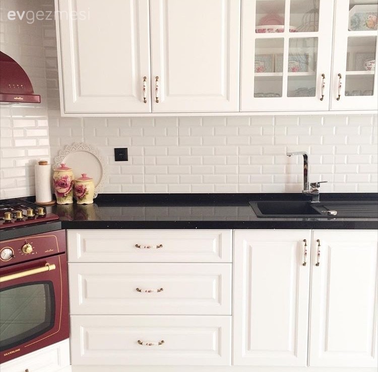 Nostaljik esintilerle dolu zarif ve iç açıcı bir ev..