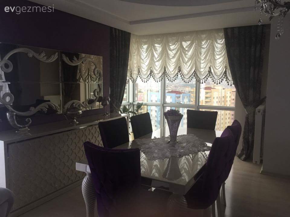 Bu evde avangart mobilyalar cesur renklerle birlikte.