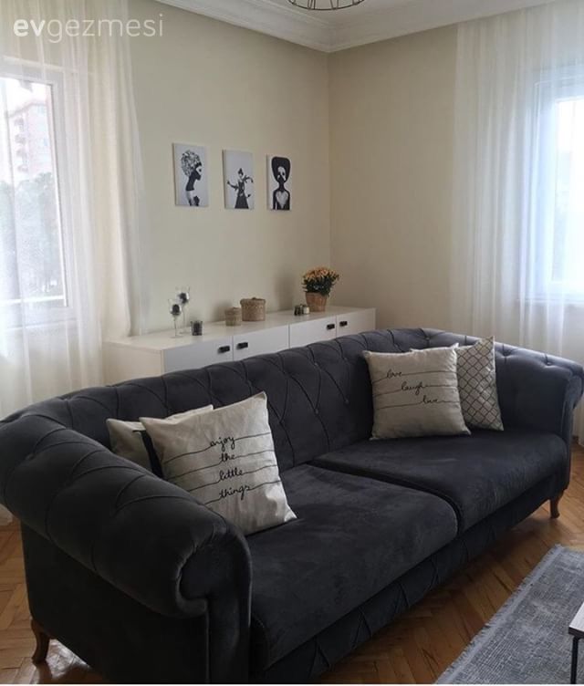 Maskülen renk ve stili dengeleyen seçimler ile sade ve konforlu bir salon..