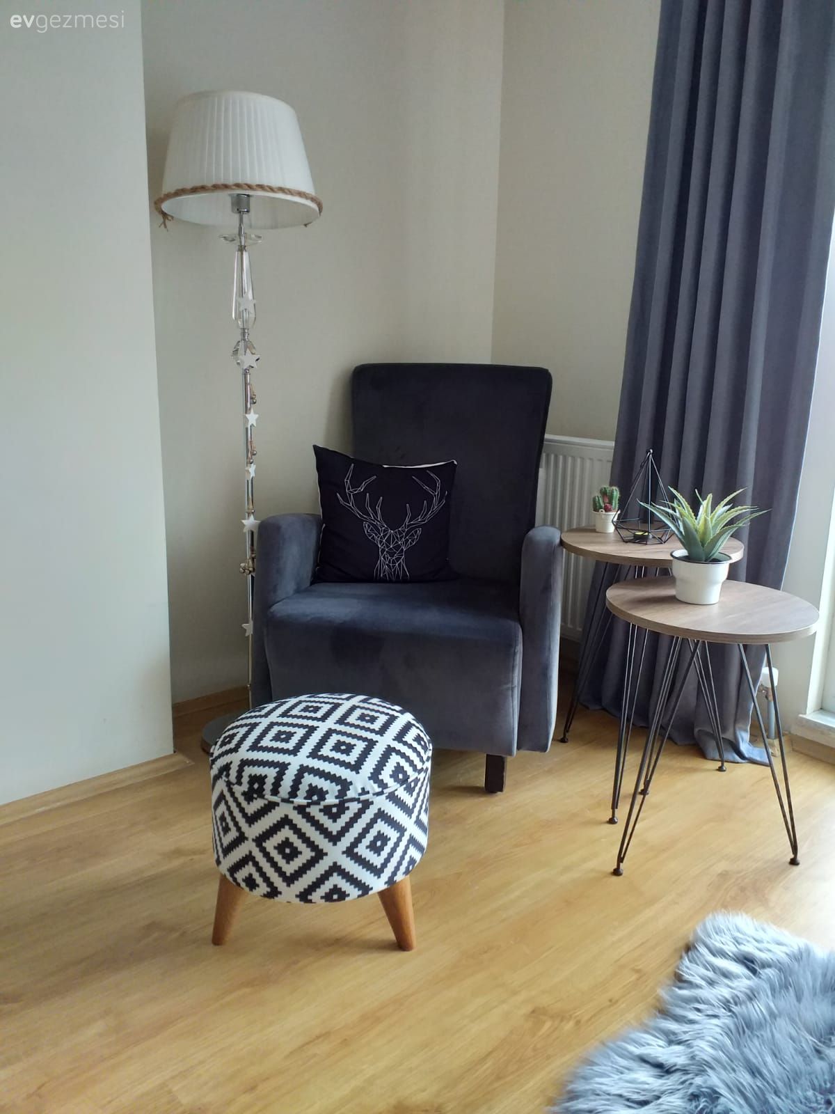 Salon, Puf, Berjer, Lambader, Zigon sehpa, Metal ayaklı sehpa, Gri, Geometrik desen, Fon perde