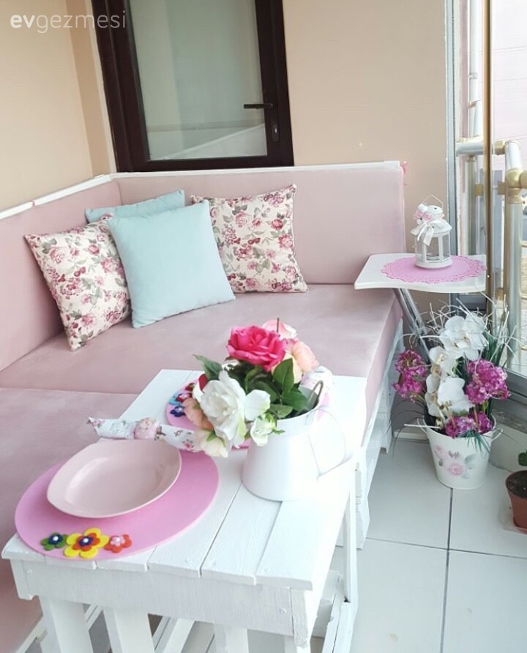 Pembenin hakimiyetinde, zarif ve tatlı bir ev..