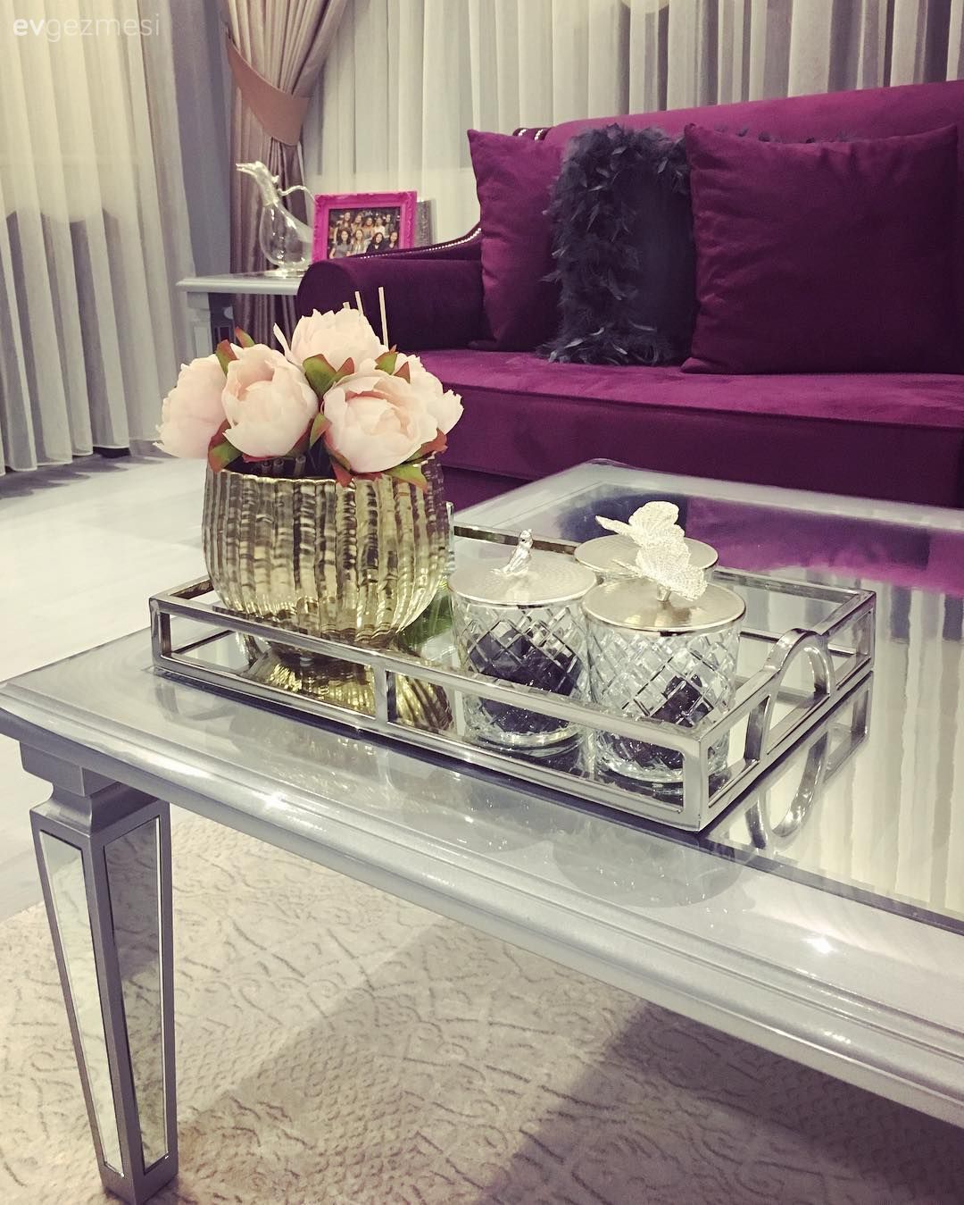 Aynalar ve mürdüm vurgusuyla göz alıcı.. Uyumlu ve şık bir dekor!