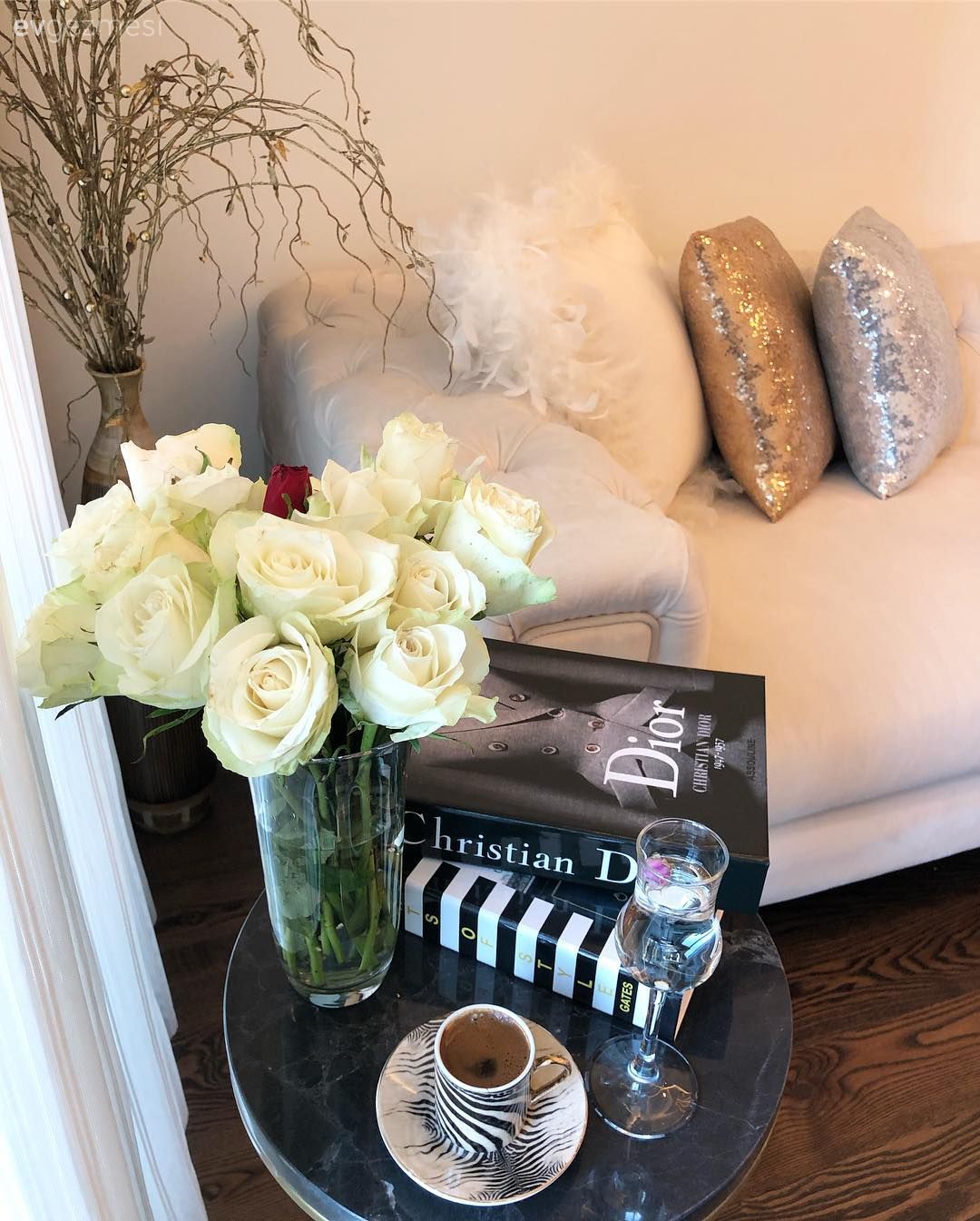 Baskı ve Dokuların Zenginliği Bu Salon Dekorasyonuna Damgasını Vurmuş