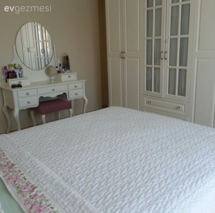 Yaprak hanımın dingin renkler ve konforlu bir stille, sıcacık dekoru..