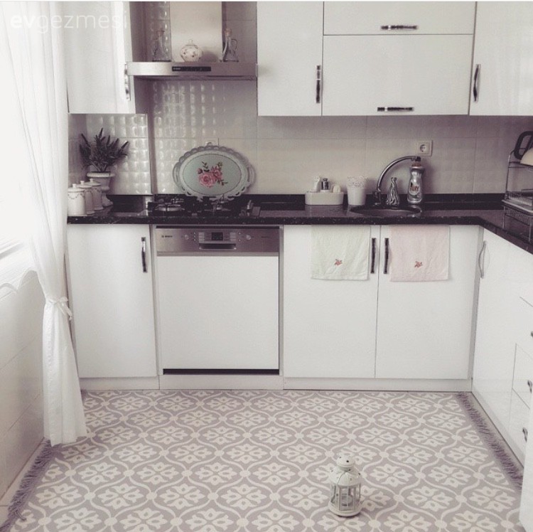 Hatice hanımın çiçekler açan pastel evi..