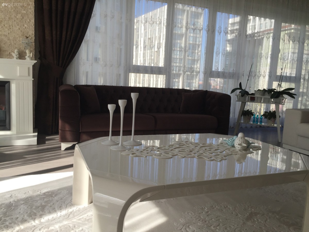 Derya hanımın kahve ve beyazla, aydınlık ve sıcak evi..