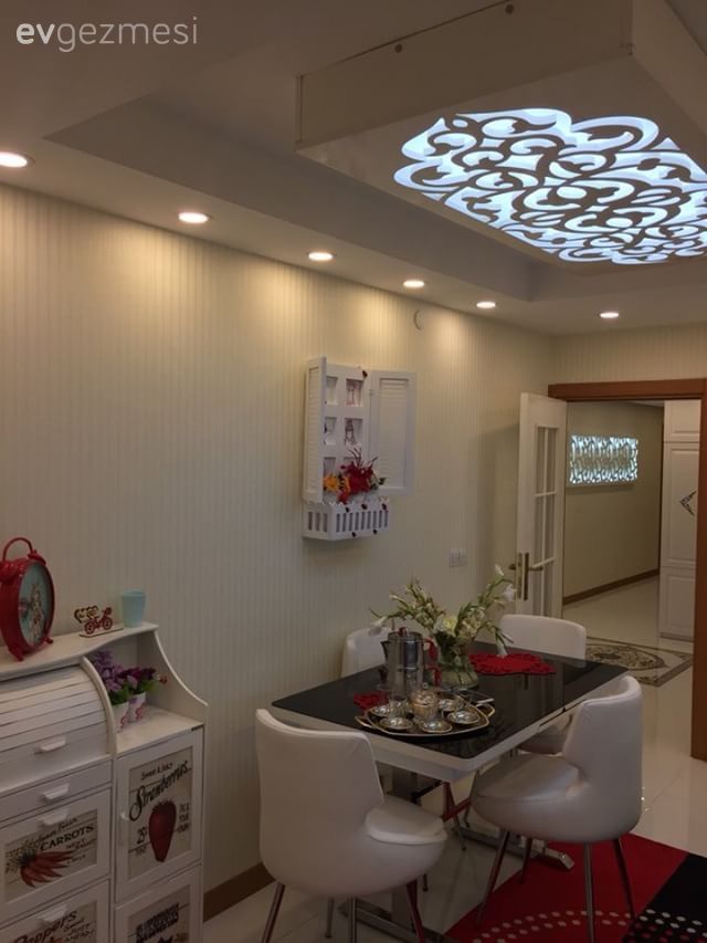 Çarpıcı renkler, oymalı mobilyalar ve klasik aksesuarlar ile saray gibi, göz alıcı bir ev..