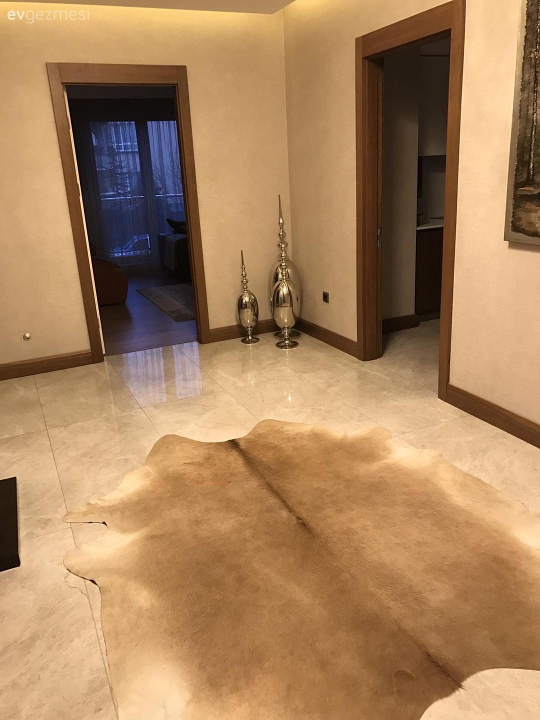 Stil Sahibi Mobilyaların Uyumlu Aksesuarlarla Tamamlandığı Bir Şahane Örnek Daire