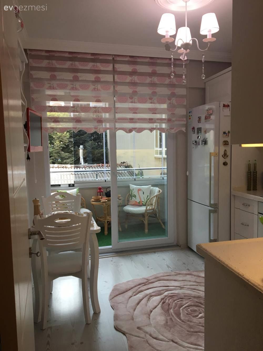 Beyaz mutfak, Country mutfak, Halı, Japon perde, Mutfak, Mutfak masası, Pembe, Perde