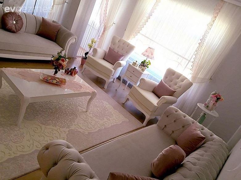 Nurhayat hanımın açık renklerle iç açıcı ve zarif evi..