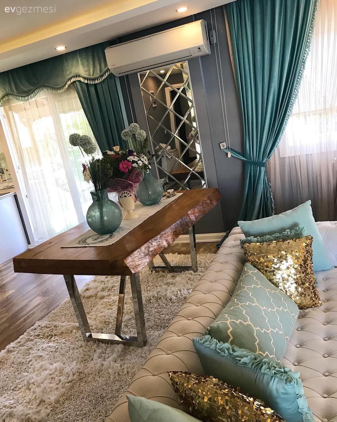 Beklenmedik Yerlerde Aynalarla Süslenmiş Sofistike Ortam