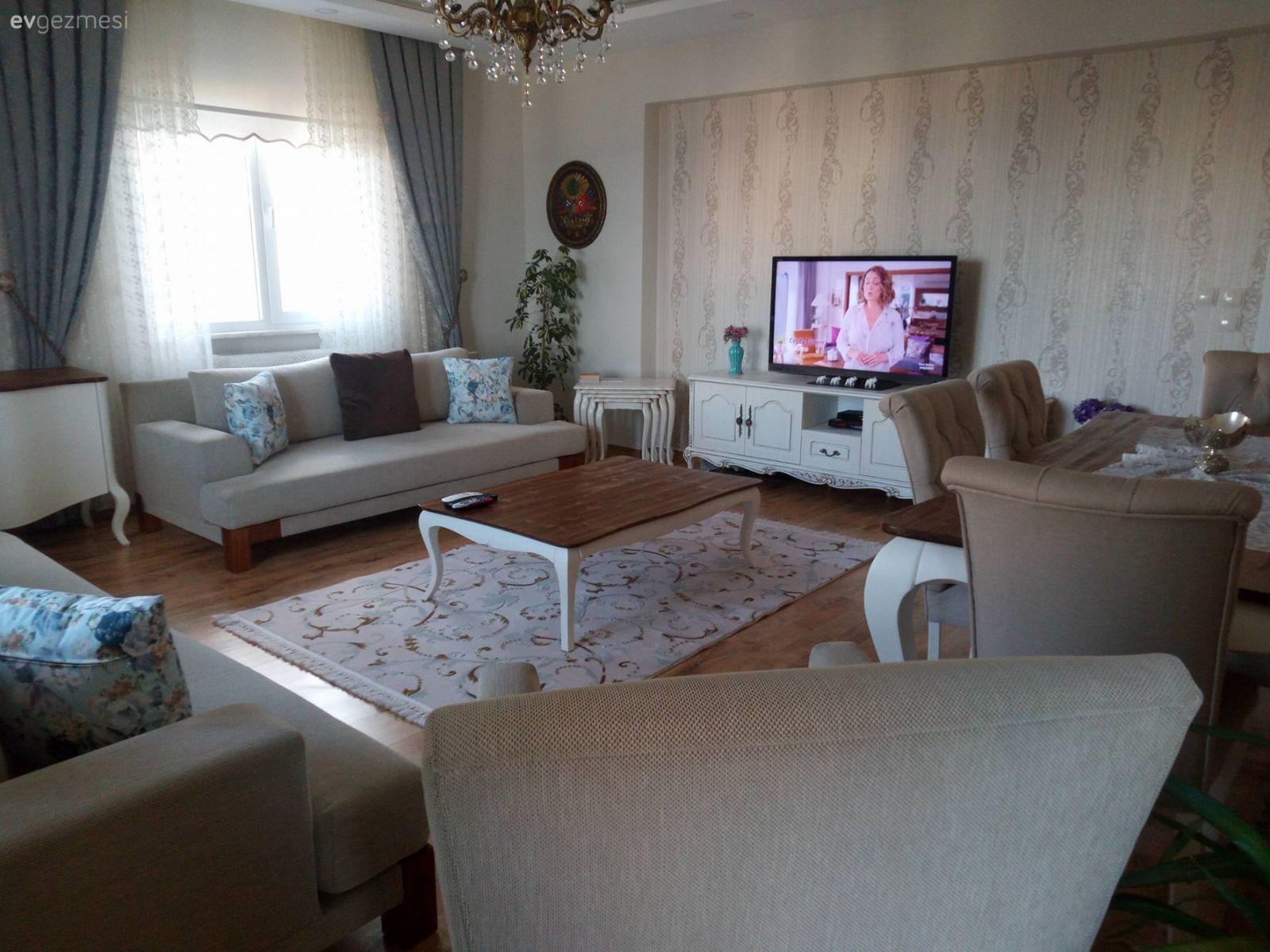 Düz ve ince detaylı mobilyaların renklerle bütünlendiği bir salon..