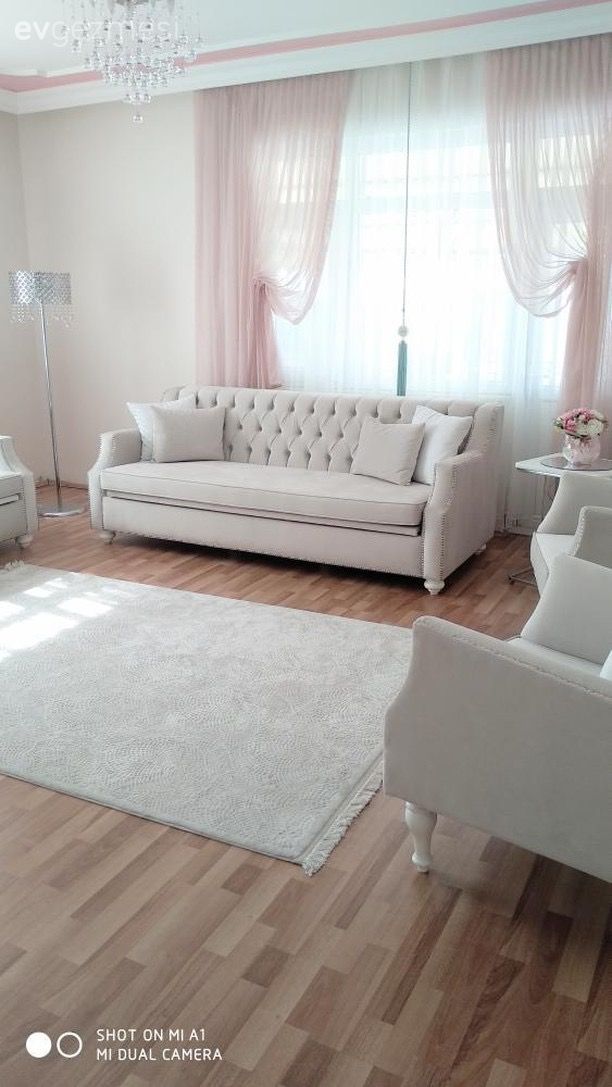 Salon, Krem, Beyaz halı, Halı, Lambader, Klasik, Kruvaze perde, Avize, Pembe