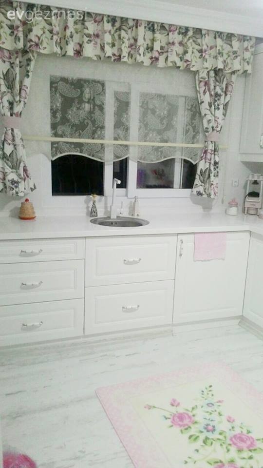 Selin hanımın yeni yapılan country stil mutfağı.