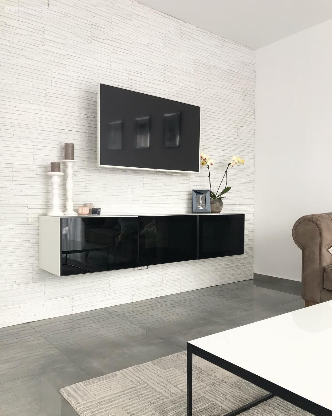 Bu evin modern çizgisi sıcak renkler ve doğal malzemelerle tamamlanmış.