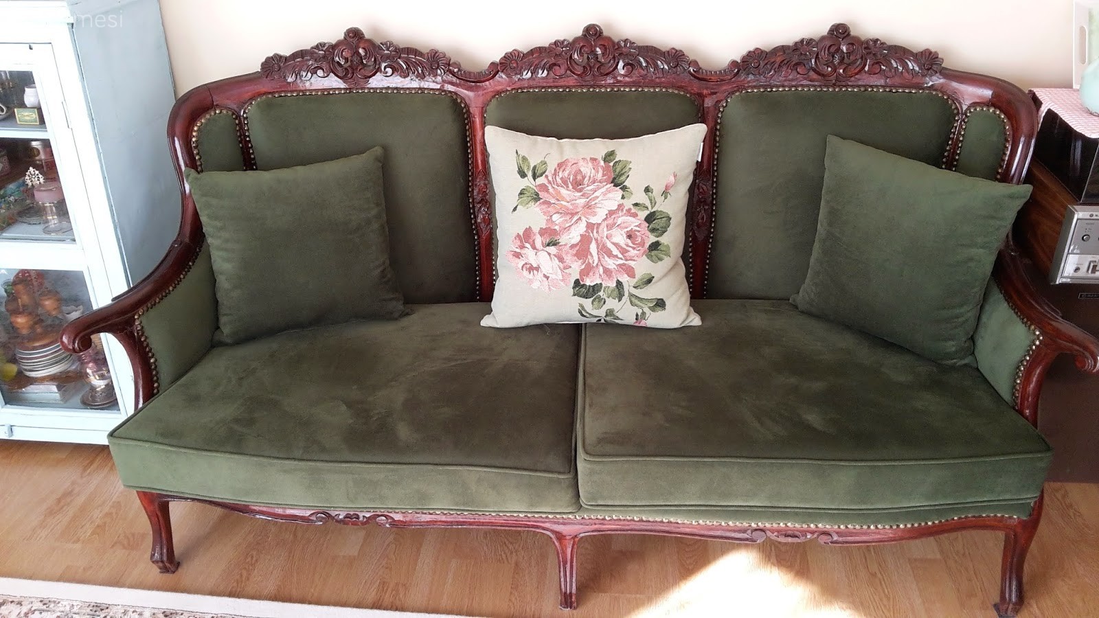 Farklı stil ve zamandan eşyaların uyum içinde kullanıldığı bir ev..