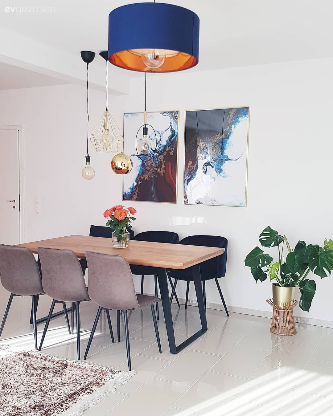 Salon, Duvar dekorasyonu, Tablo, Baskı duvar dekorasyonu, Avize, Mavi, Yemek Odası, Ahşap Mobilya, Ev bitkisi, Altın, Yemek odası avizesi, Altın sarkıt