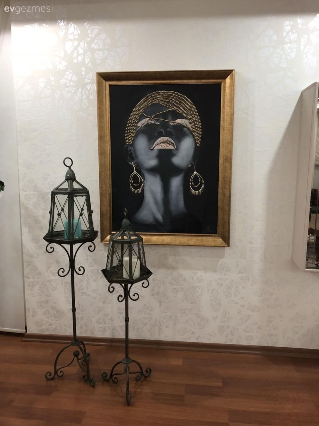 Salon Değil Sanki Galeri. Aksesuarlarıyla Kimlik Kazanan Bir Ev