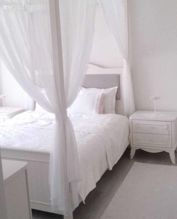 Mor ve pudra pembe renklerde, sade ve zarif bir ev..