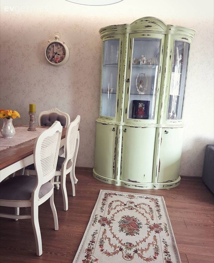 Pınar hanımın 30 yıllık mobilyaları değerlendirdiği nostaljik evi..