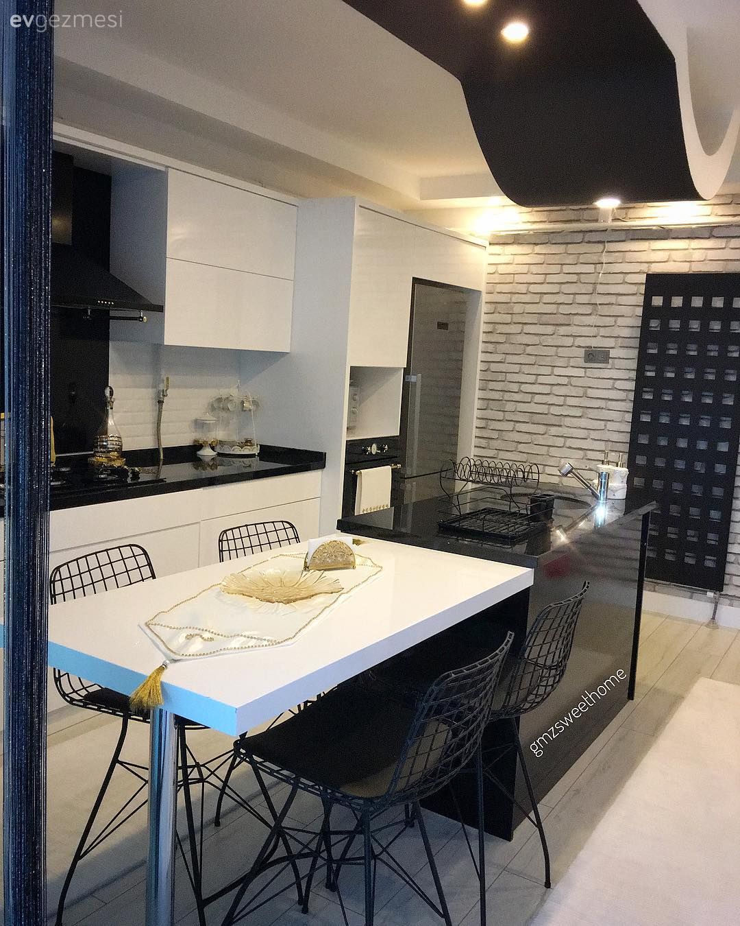 Bu Evde Siyahın Sofistike Tavrı Altın Yansımalarla Taçlandırılmış!