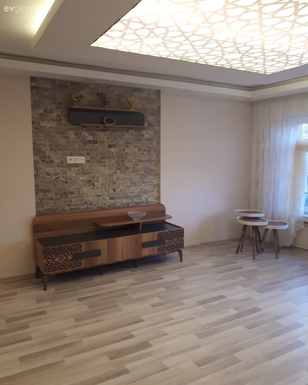 Salon, Tv ünitesi, Gergi tavan, Taş duvar, Ceviz