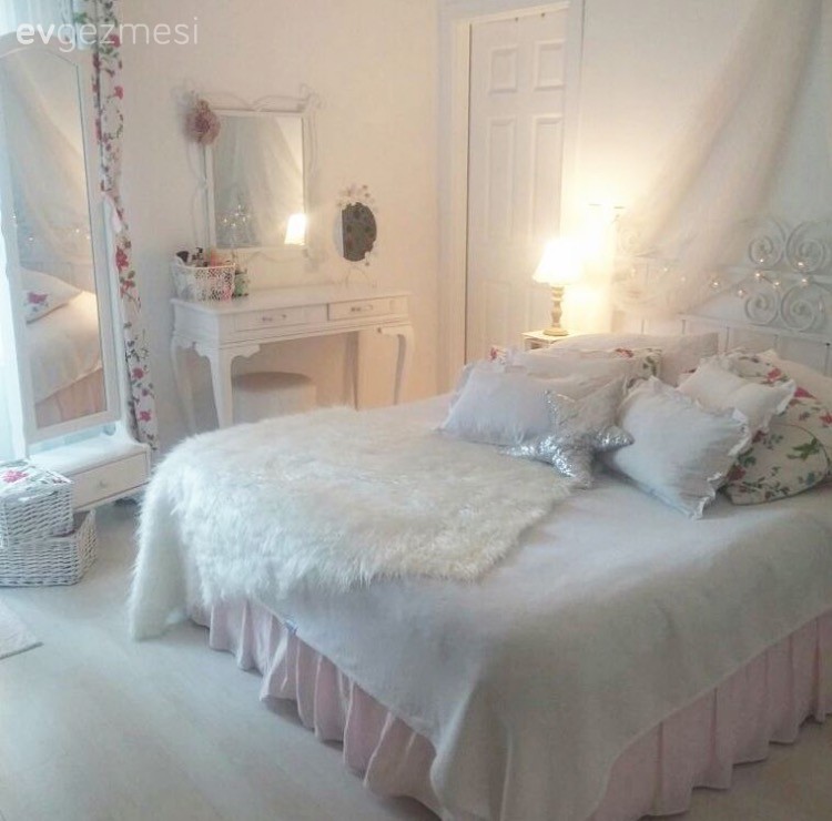 Koyu renklerden, Akdeniz esintilere: Eda hanımın evinden yeni kareler.