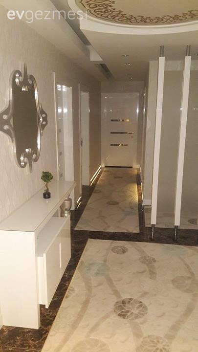 Antre, Ayna, Halı, Hol