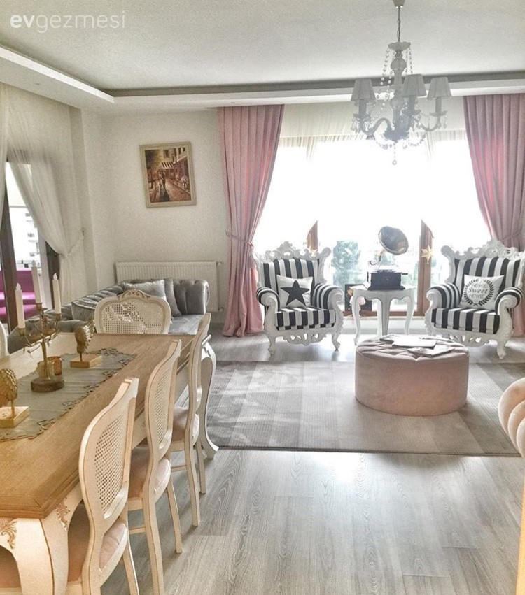 Berjer, Country, Fon perde, Halı, Koltuk Döşeme, Pembe, Puf, Salon, Siyah- Beyaz, Yemek Odası, Perde