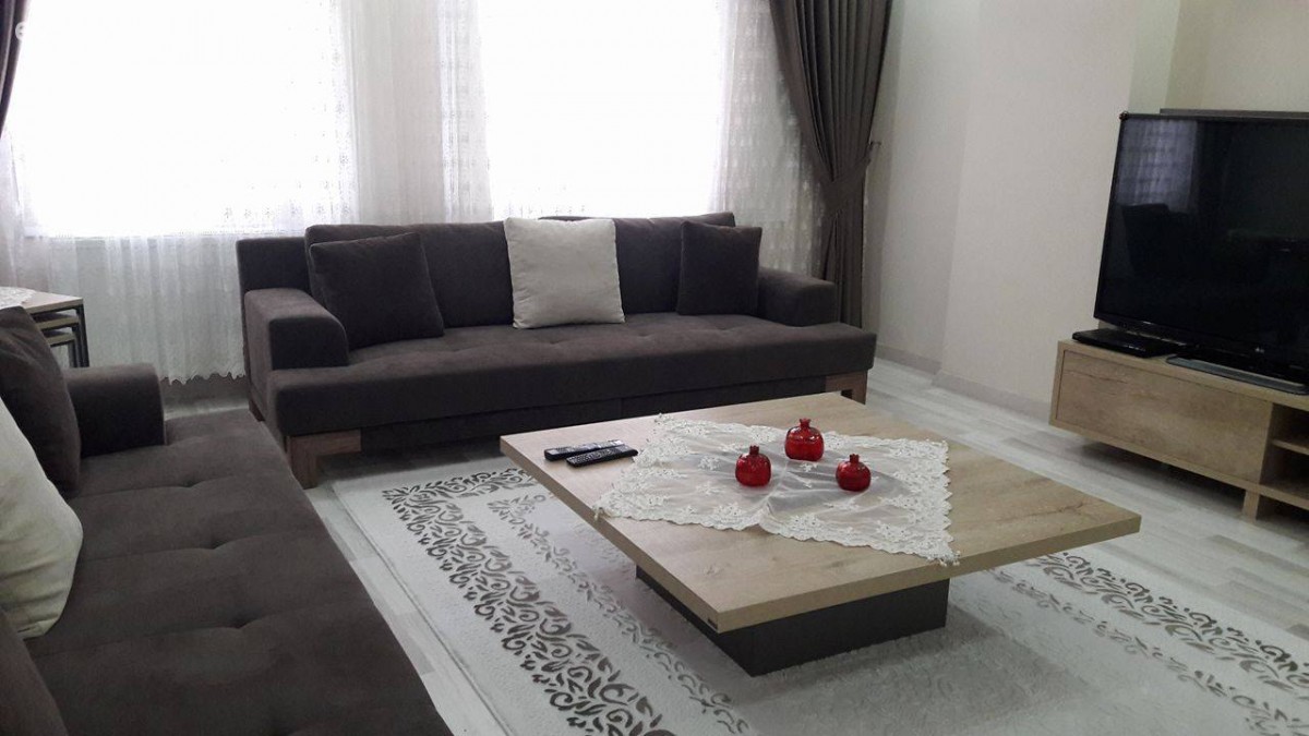 Ahşap Mobilya, Fon perde, Halı, Kahverengi, Orta sehpa, Salon, Perde