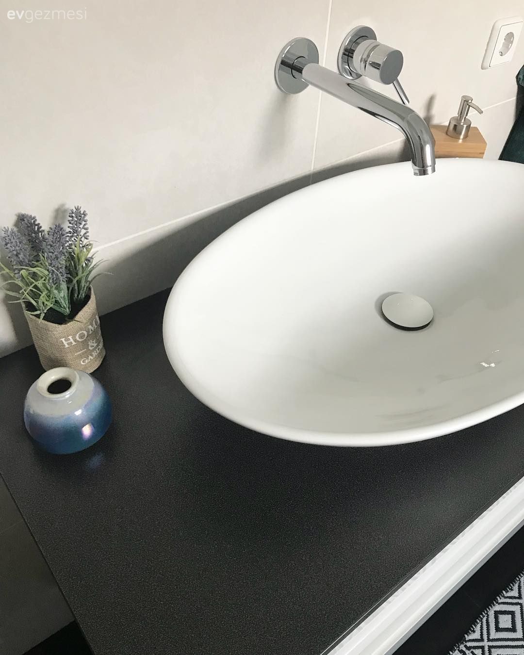 Bu evin modern çizgisi sıcak renkler ve doğal malzemelerle tamamlanmış.