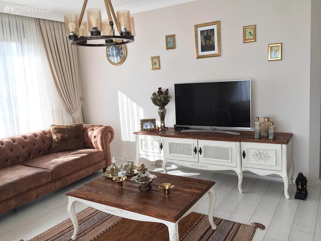 Salon, Tv ünitesi, Country, Orta sehpa, Halı, Avize, Kahverengi, Fon perde, Perde, Chesterfield