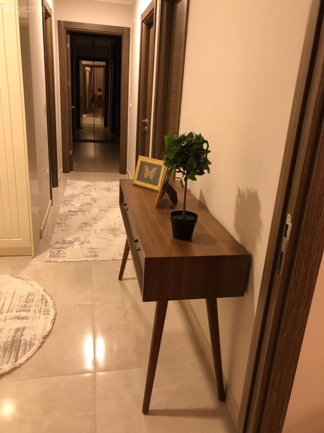 Uyumun Ön Planda Olduğu Bu Evde Modern Stil Detaylarda Göz Alıyor