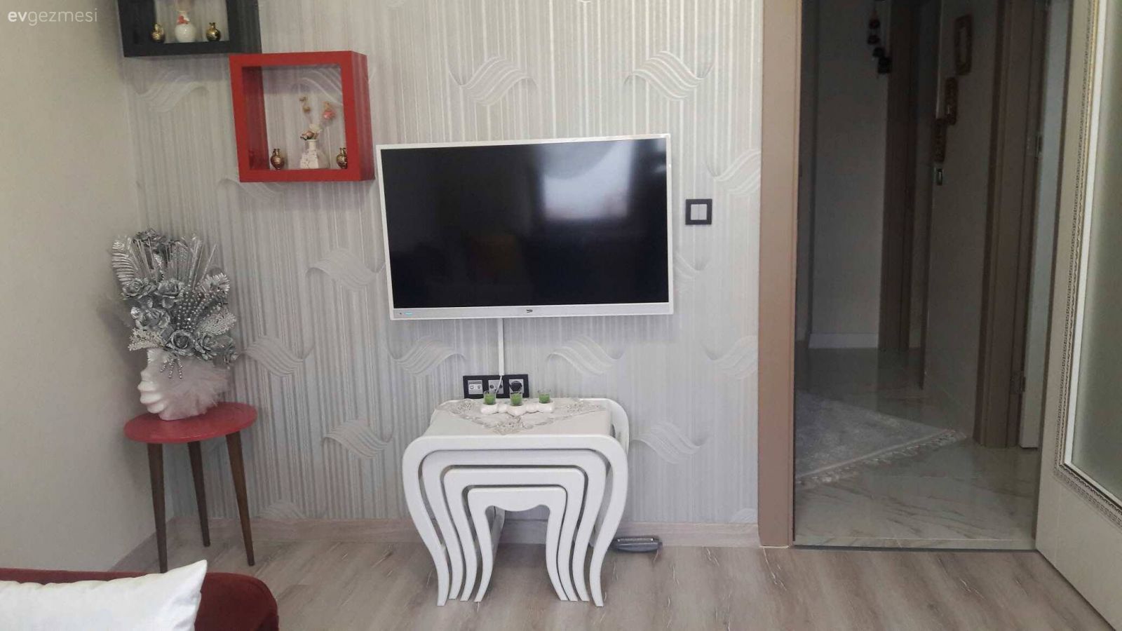 Her odasında kırmızı. Billur hanımın sıcacık evi.