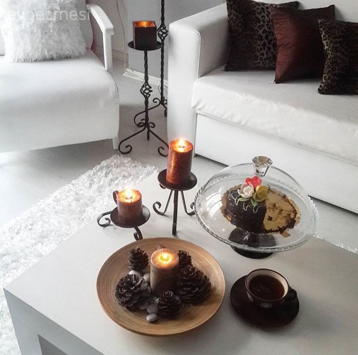 Dekoratif obje değişimleriyle Filiz hanımın salonun binbir rengi..