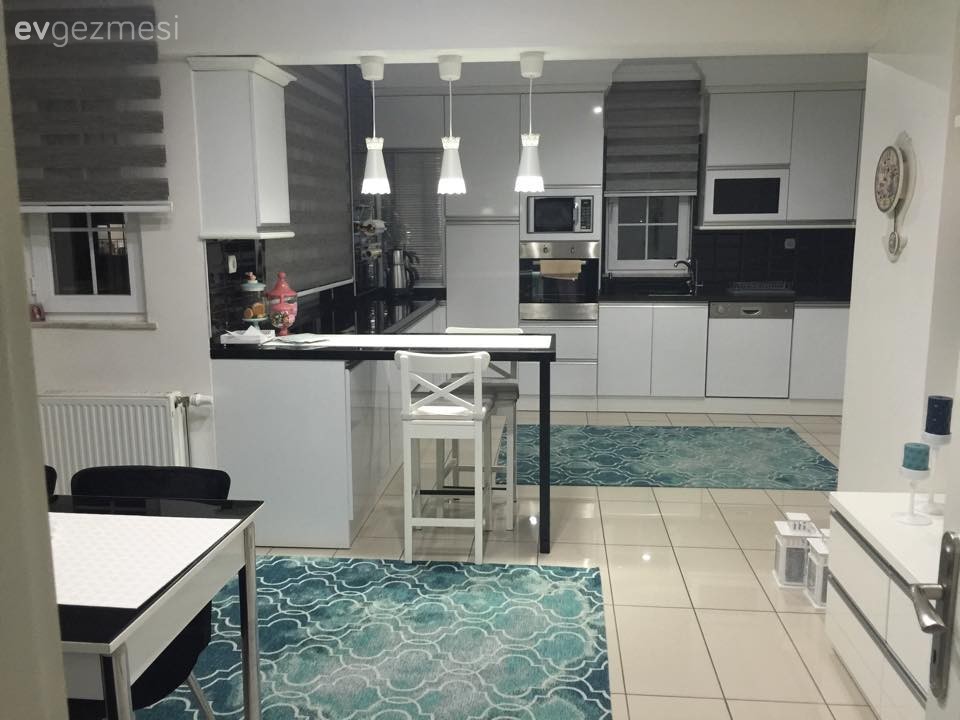 Selda Hanım'ın maviyle renklendirdiği modern mutfağı..