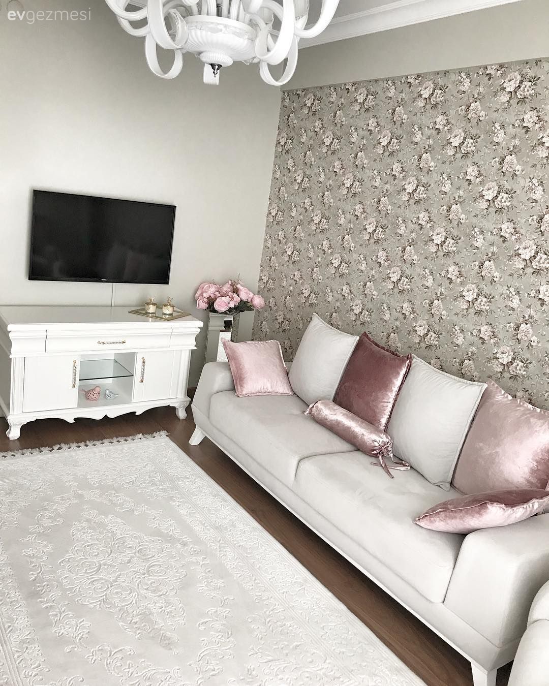 Oturma Odası, Tv ünitesi, Beyaz halı, Duvar kağıdı, Pembe, Halı